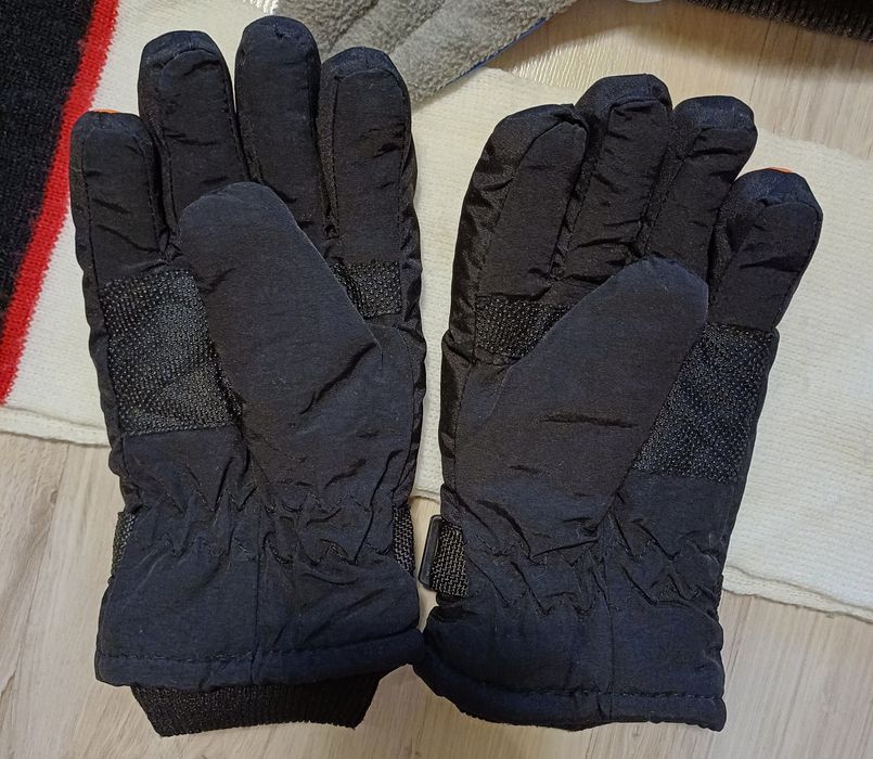 Комплект 3 шапки, ръкавици и шал за 5 лева