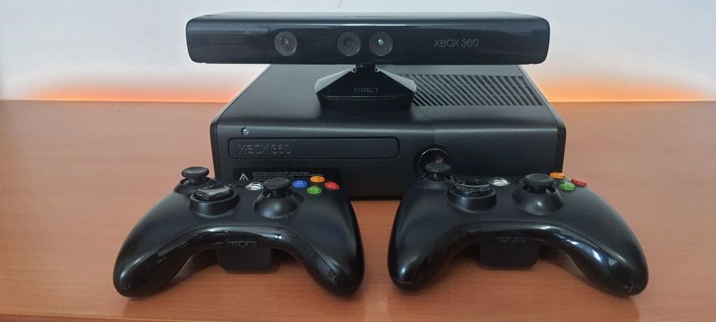 Xbox 360 slim + 2 joystick-uri + kinect + jocuri