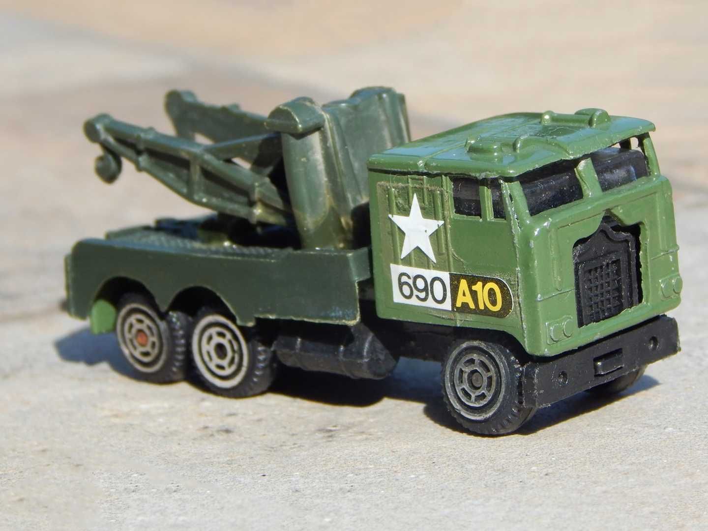 Macheta Kenworth K100 Aerodyne camion tractare militar sc 1:87