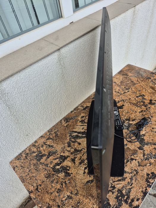 Vând televizor LCD marca Grunding model 32 inci 80cm cu telecomanda