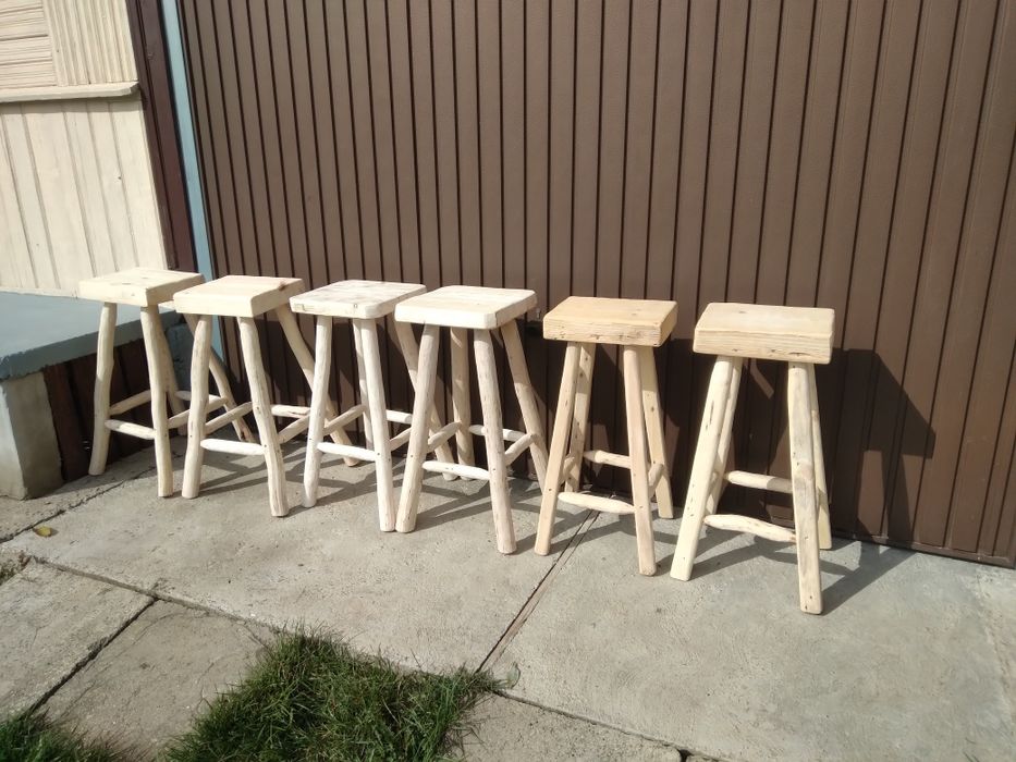 Scaune bar din lemn.