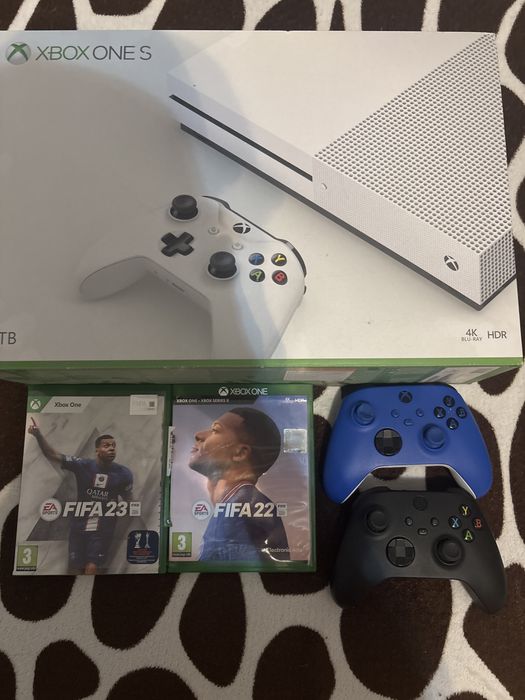 Xbox One S 1TB + 2 controllere + FIFA 22 + FIFA 23