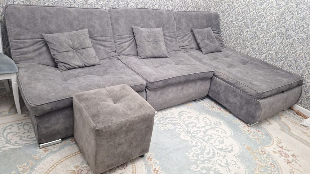 Диван с пуфиком с подушками