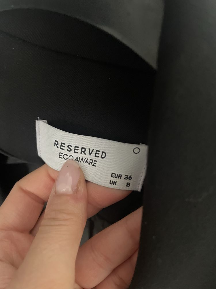Сака на марките H&M и Reserved