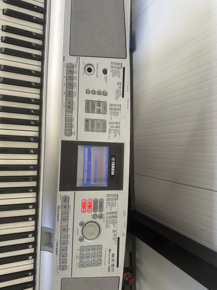 Yamaha Portable Grand DGX-305