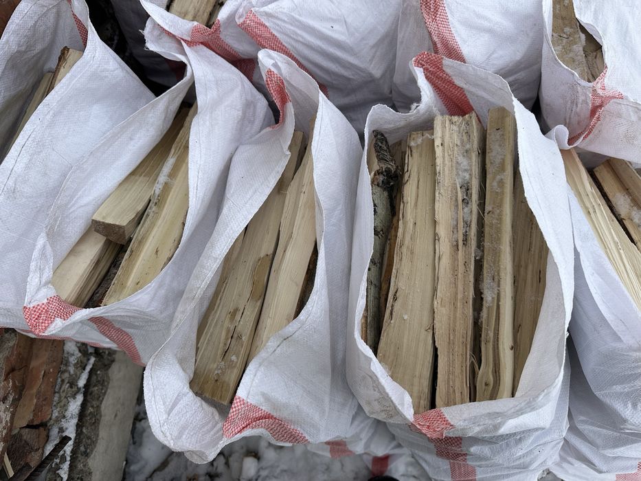 Дрова мешками, уголь только камками.