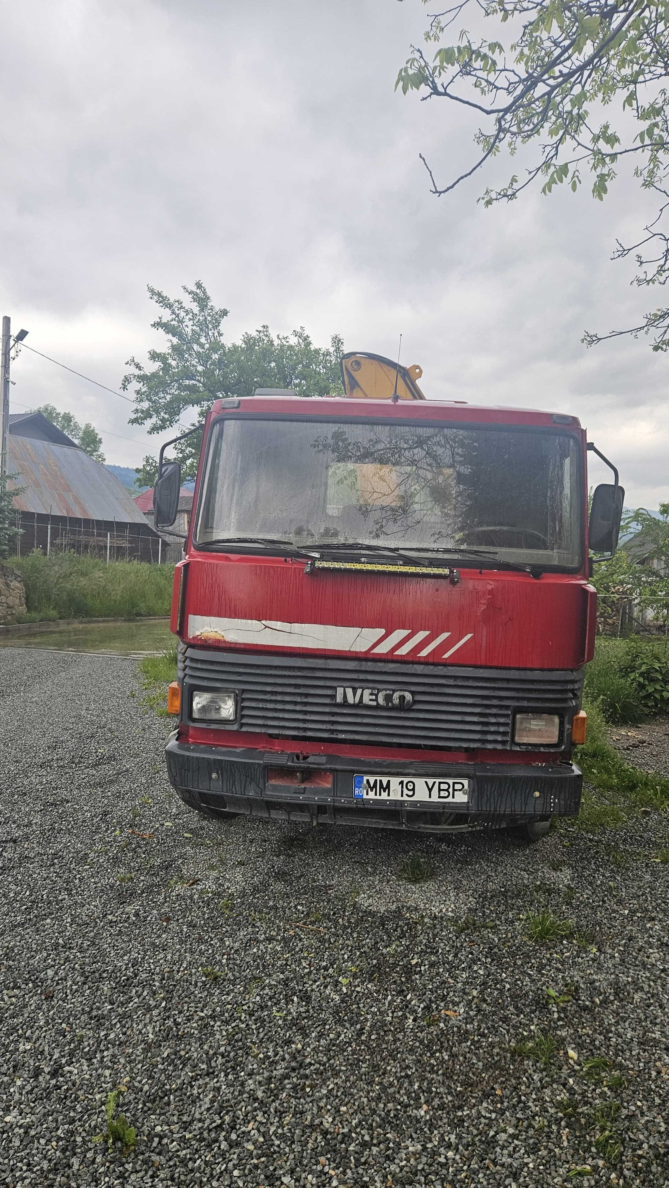 Iveco basculabil cu macara
