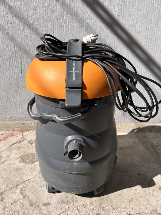 Aspirator profesional pentru lichid Taski Vacuumat 22 echipat complet