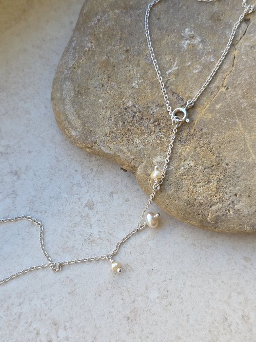 Гривна от сребърна верижка и естествени перли