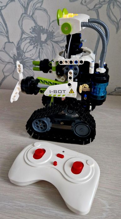 Cada bot programabil  +8 LEGO