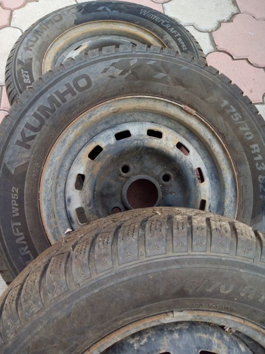На Дэу мотиз комплект зимней резины kumho  с дискоми,износ 10%
