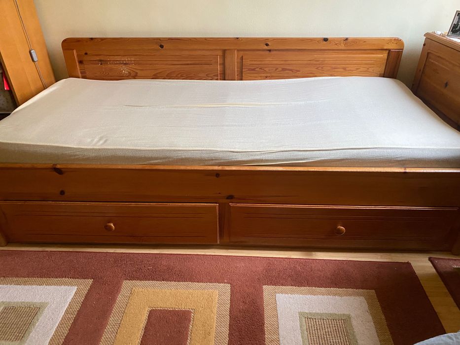 Дървено легло с матрак и две шкафчета