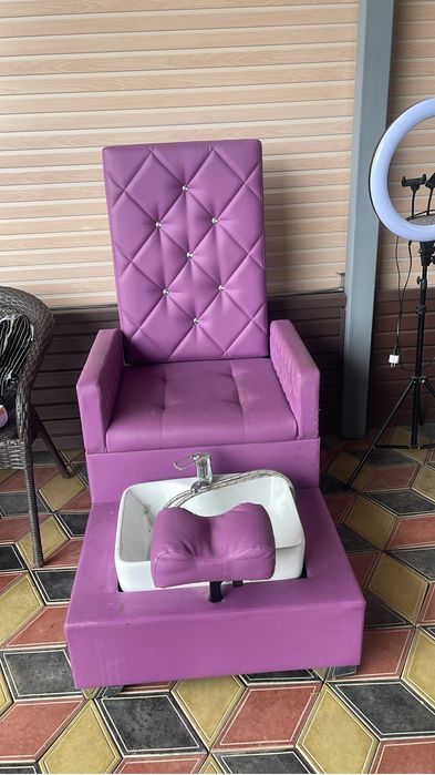 Педикюрное кресло и кушетка