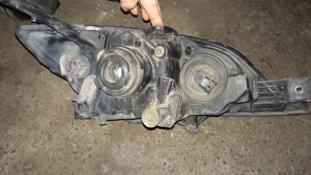 Ляв фар Мазда 3 седан