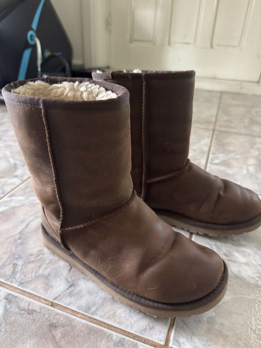 Vand cizme UGG din piele