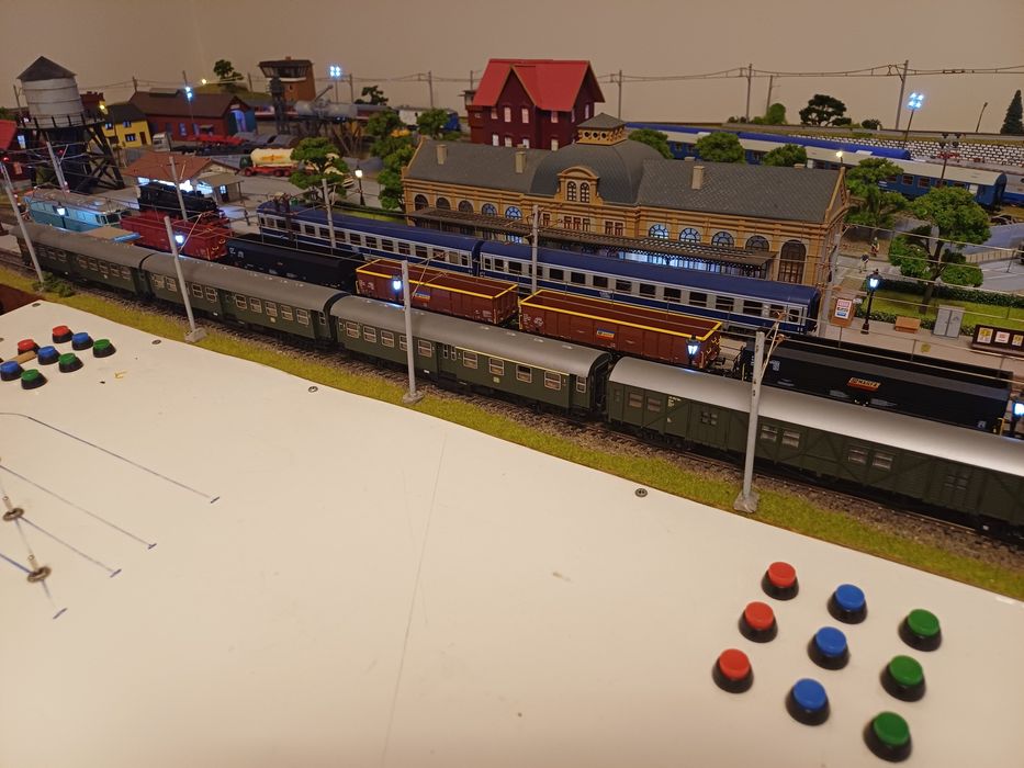 Vând garnitura tren calatori marca Roco, scara HO