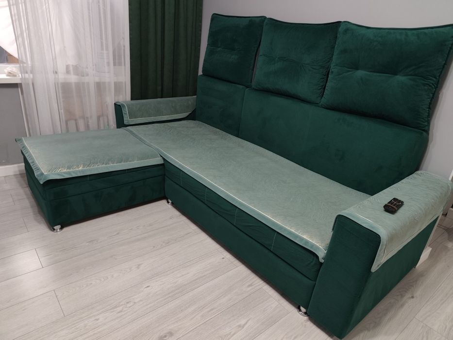 Угловой диван, темно зелёного цвета