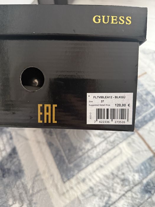 Сникърси на марката Guess