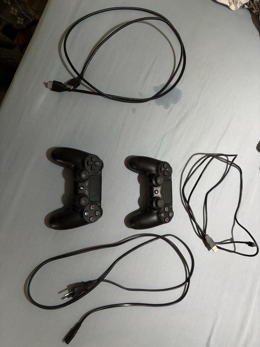 Продавам PS4 Slim