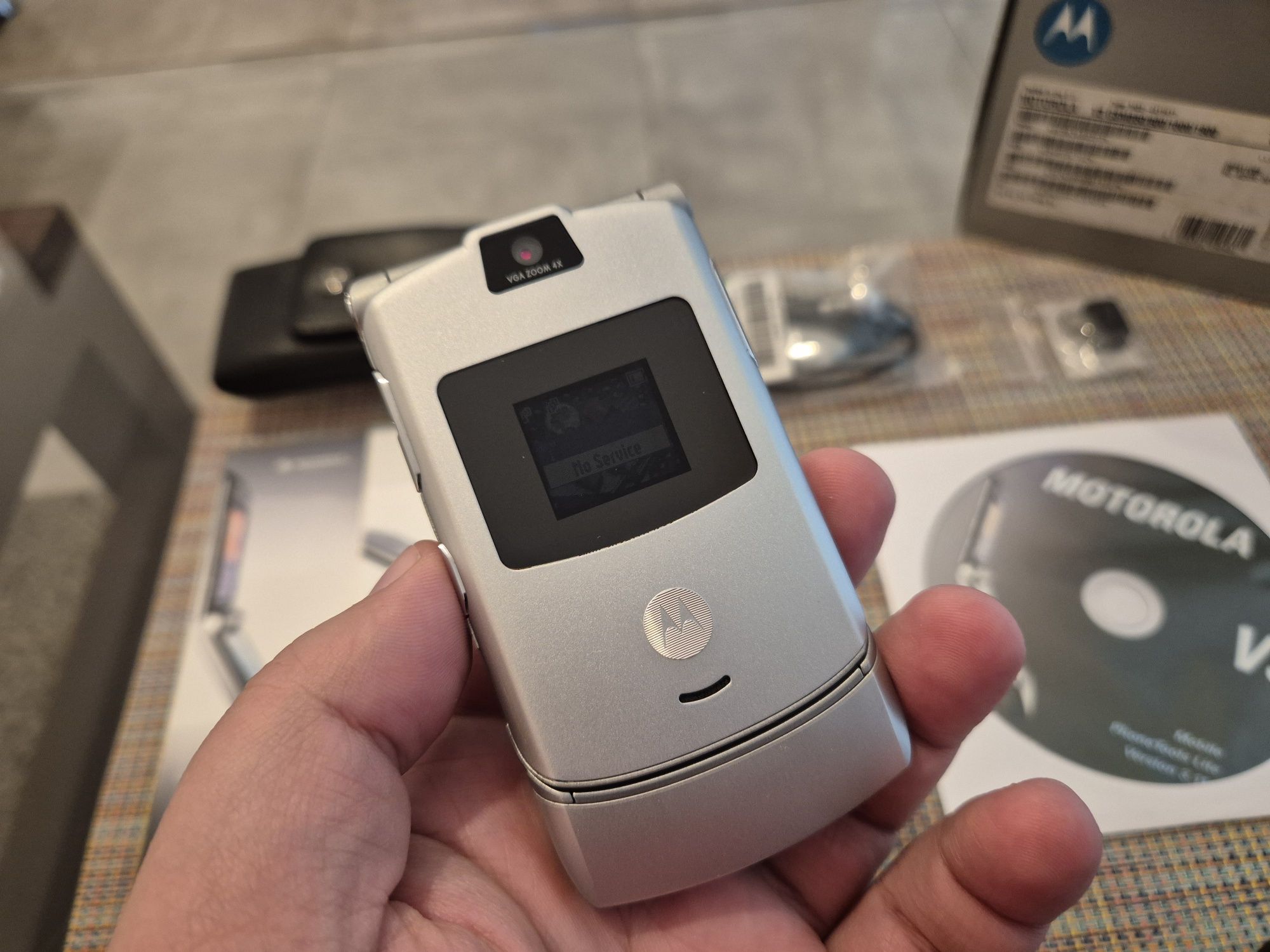 Motorola V3 full box, 10/10, acelasi IMEI peste tot, pentru colectie
