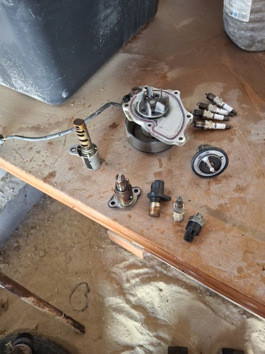 Помпа, термостат. 2.4 камридің моторынан түскен. Бәрі жақсы жағдайда.