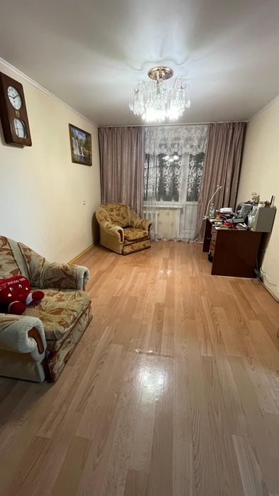 Отдам 2 кресла, диван, стол срочно