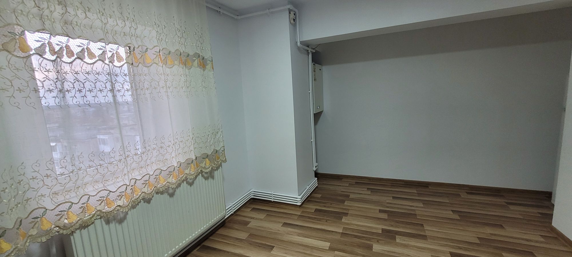 4 camere, două băi,3 balcoane,decomandat,100mp,LIBER, parc M. viteazul