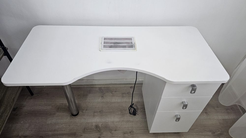 Masa manichiura cu aspirator