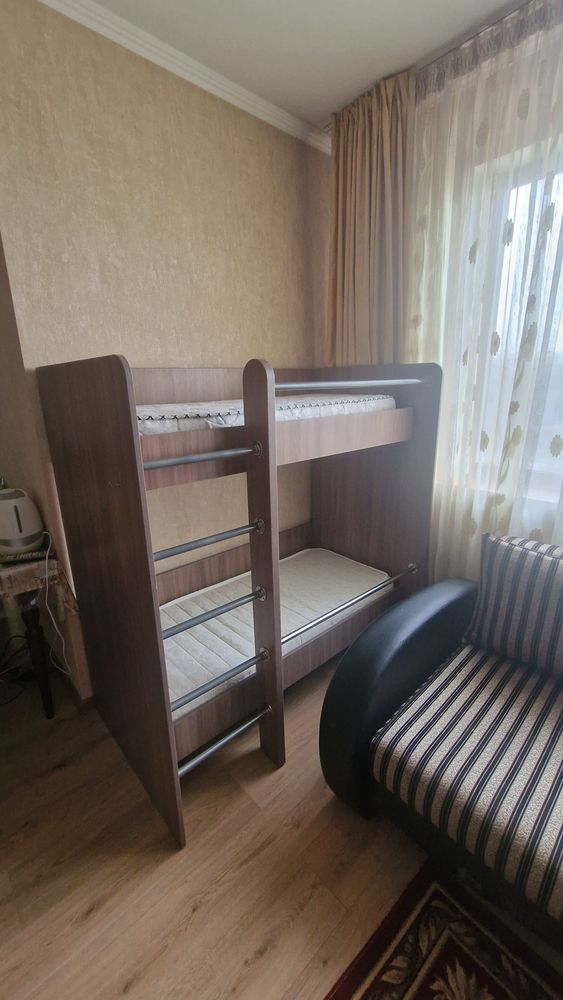 Продается двухъярусная кровать с матрасами