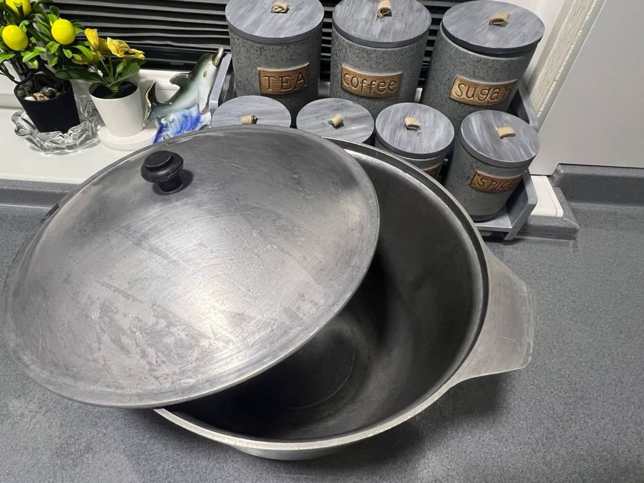 Казан 6 литров  с крышкой 28 см.На ручке есть клеймо.