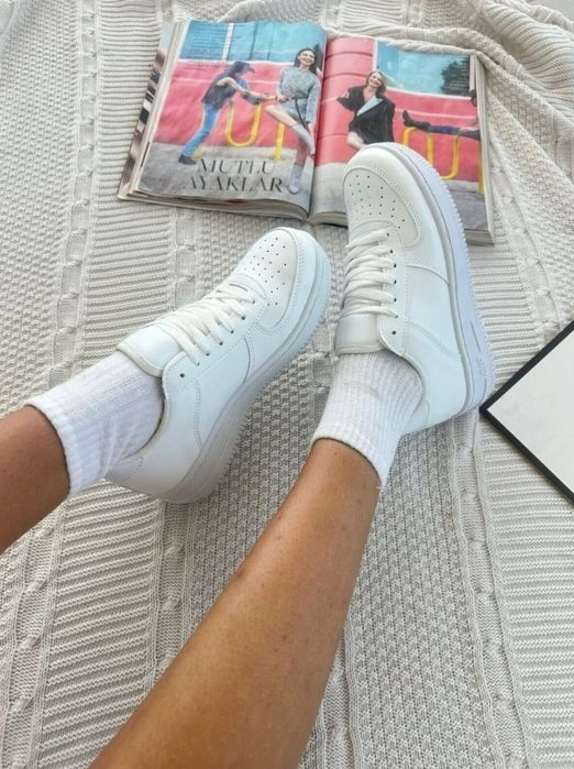 Adidasi noi unisex cu air pe talpa.