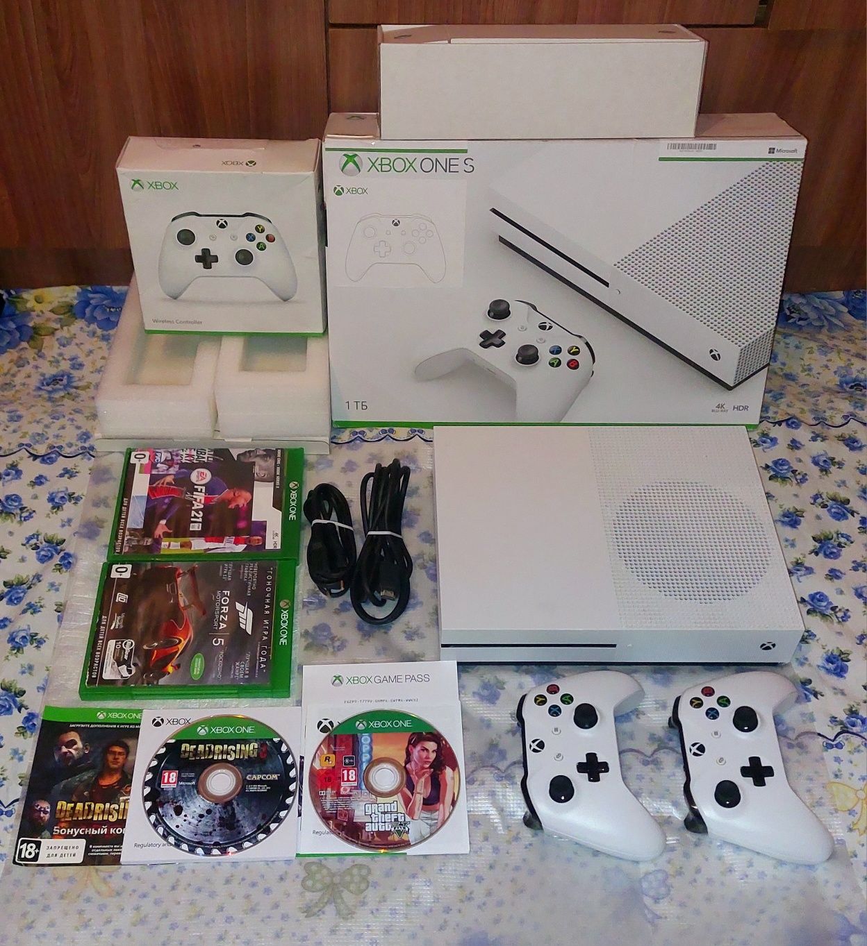Xbox one s  1 тб 4kHDR 2 дж+ 4 диск