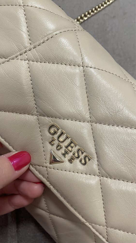 Бежова чанта Guess Luxe естествена кожа