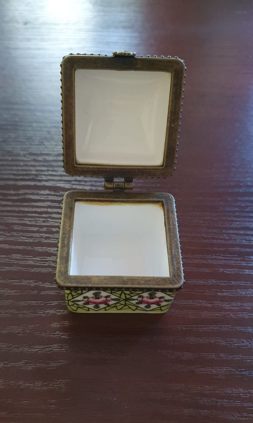 Порцеланова кутийка за сватбени халки