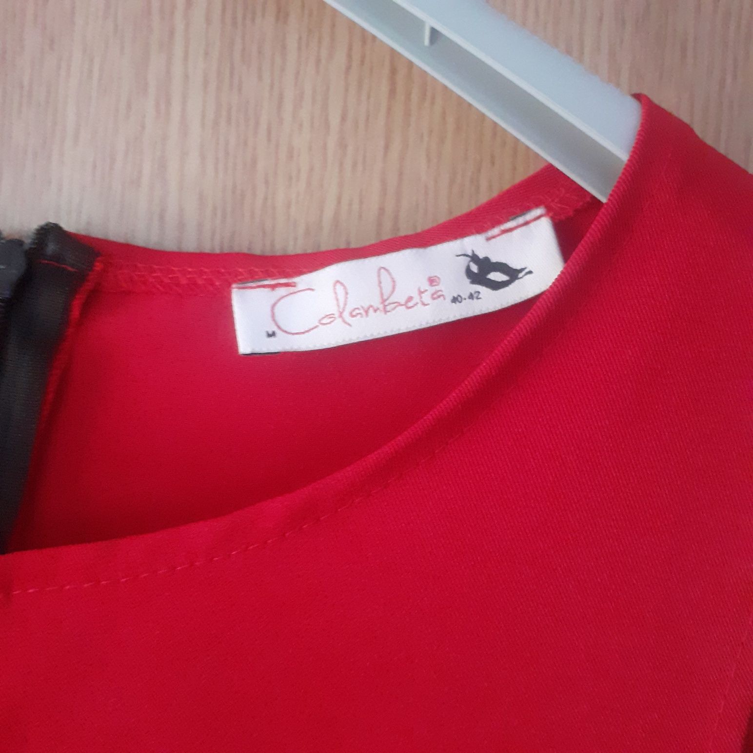 Vând rochita rosie mărimea 40-42 în stare foarte bună preț 60lei