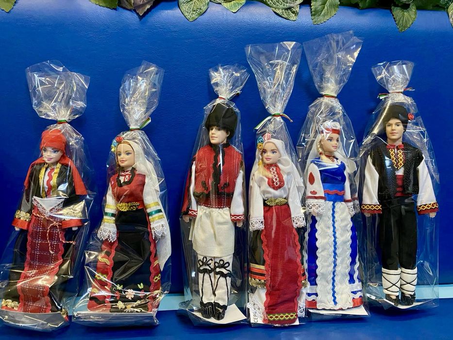 Кукли тип Барби и Кен в народни носии
