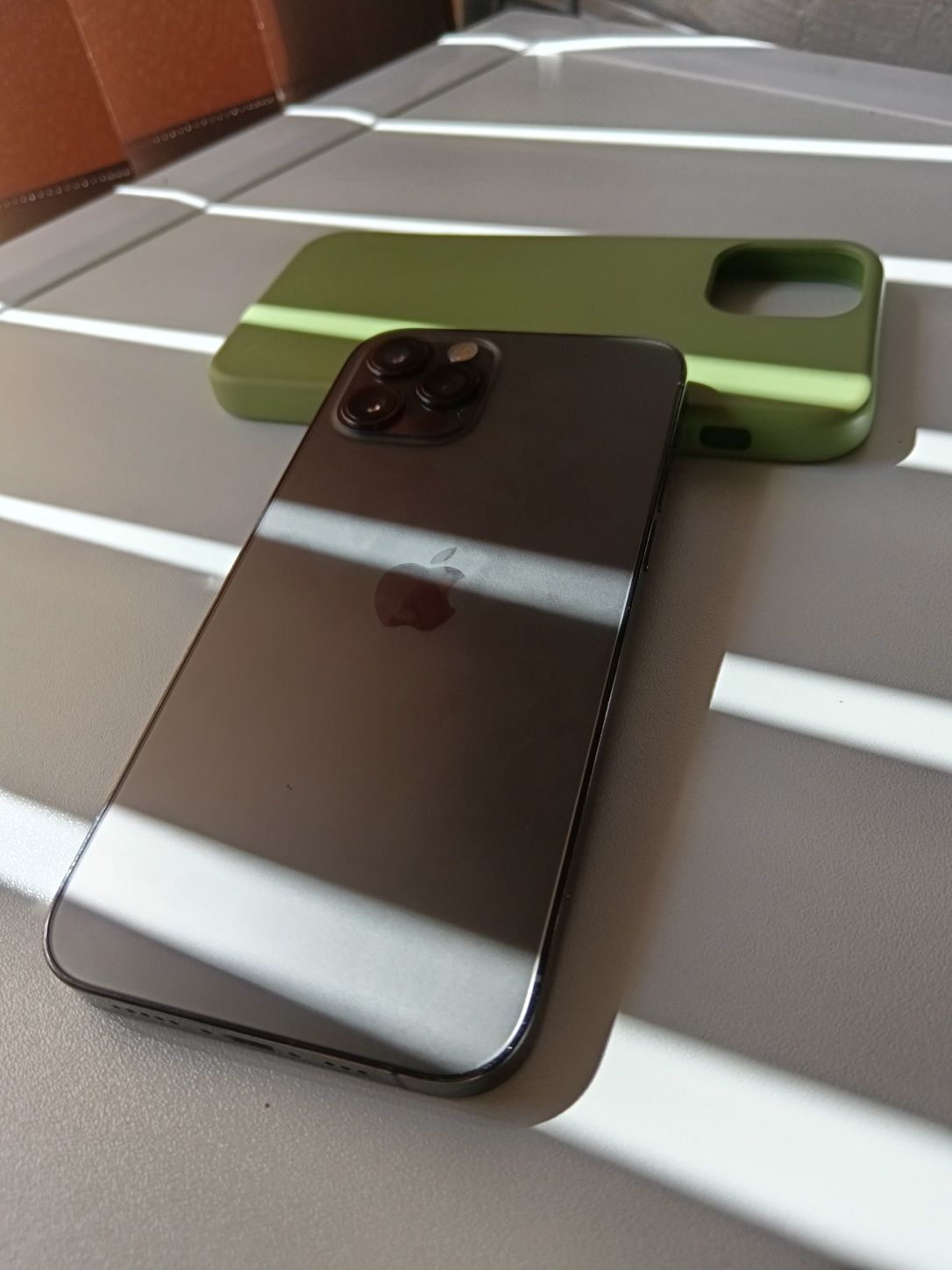 Продавам iphone 12 Pro