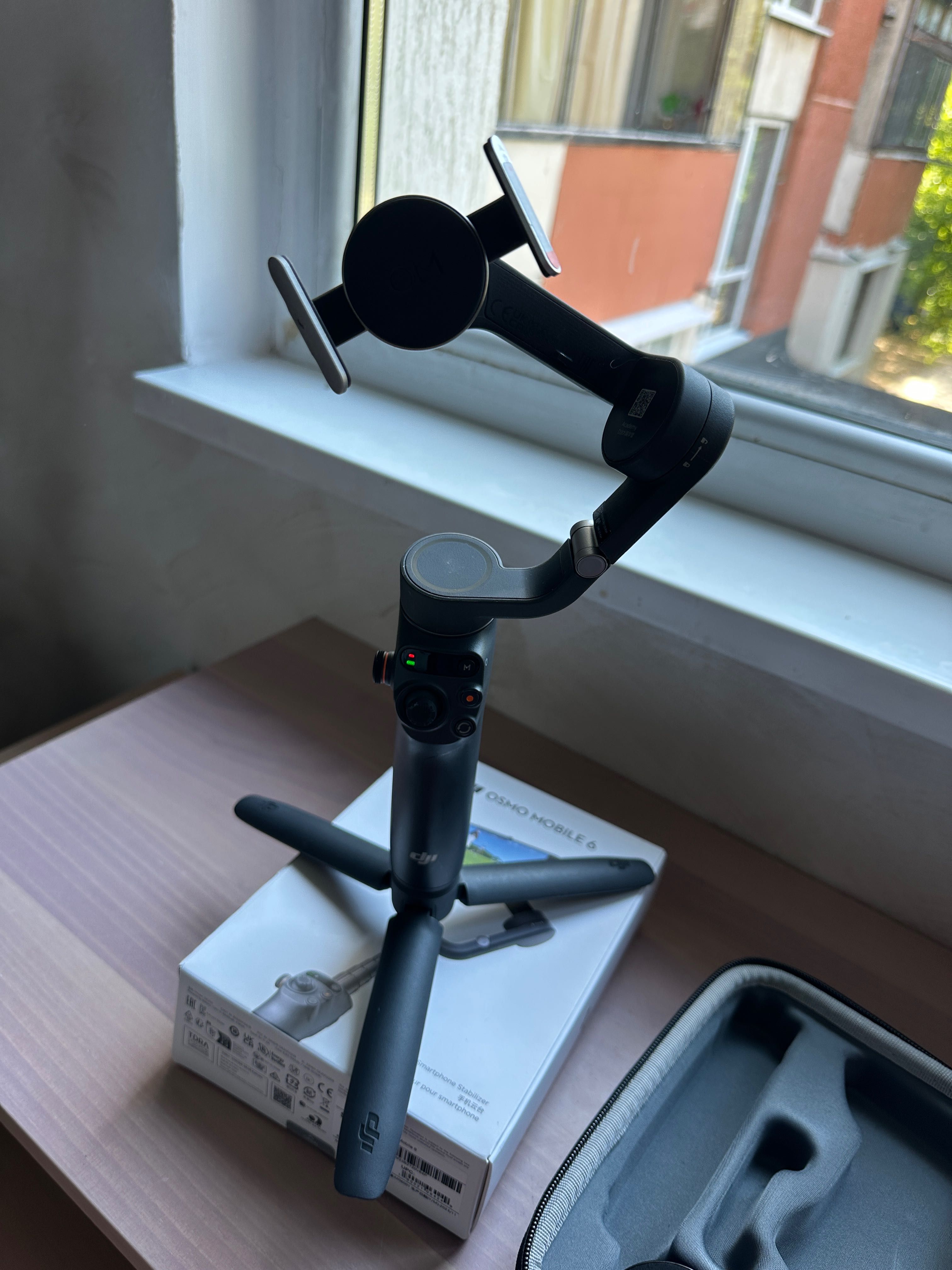 DJI Osmo Mobile 6 + подарък кейс + магнитна стойка за телефон