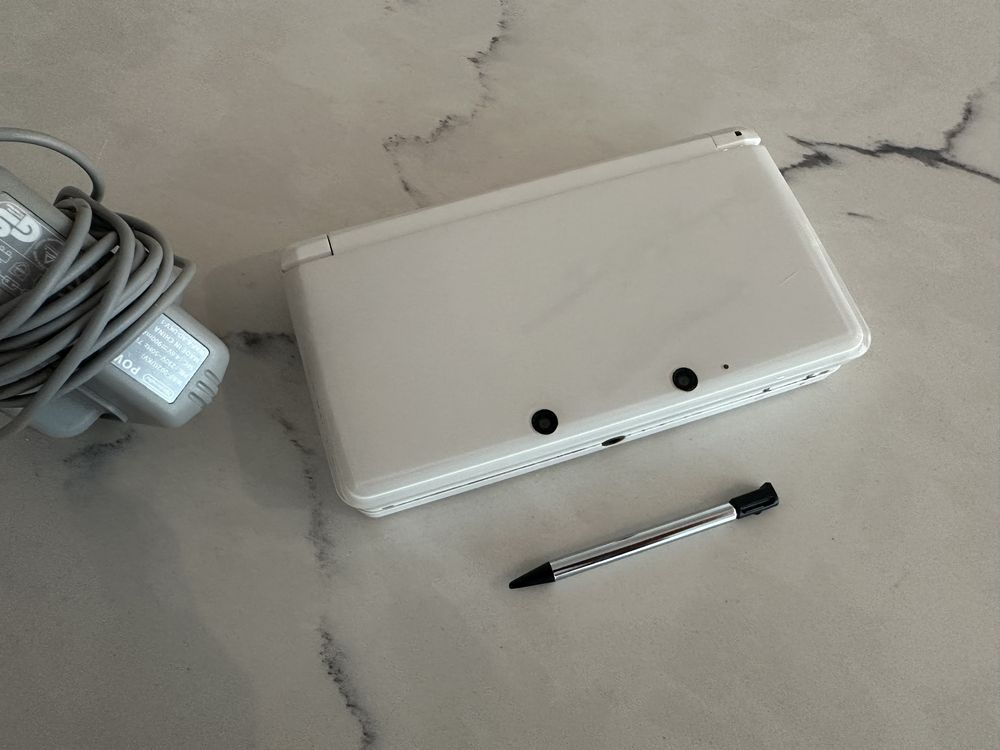 Nintendo 3DS с 55 игри  Pokemon Zelda Mario