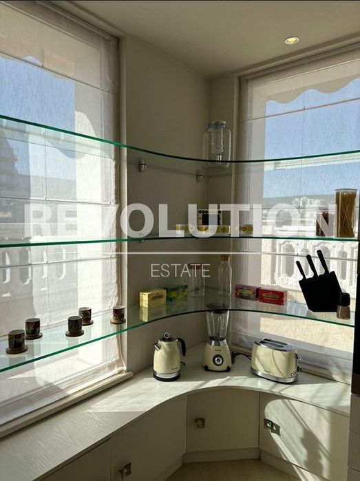 Дава се под наем Двустаен апартамент в Варна, Център - 110 кв.м за 1400 € - Снимка #2