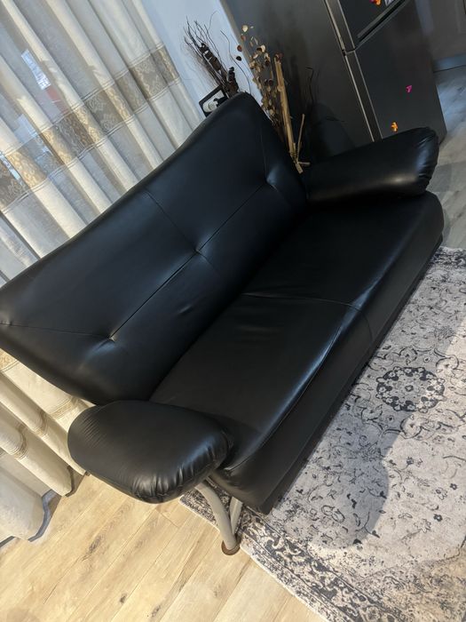 Vand canapea in stare foarte buna .