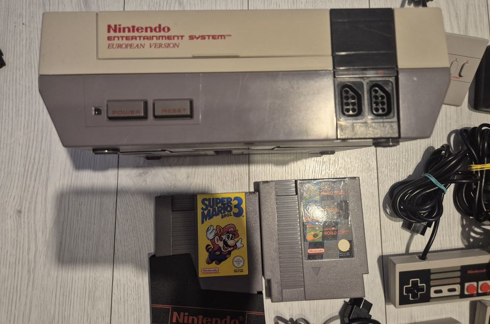 Nintendo NES plus 4 manete originale plus 2 jocuri