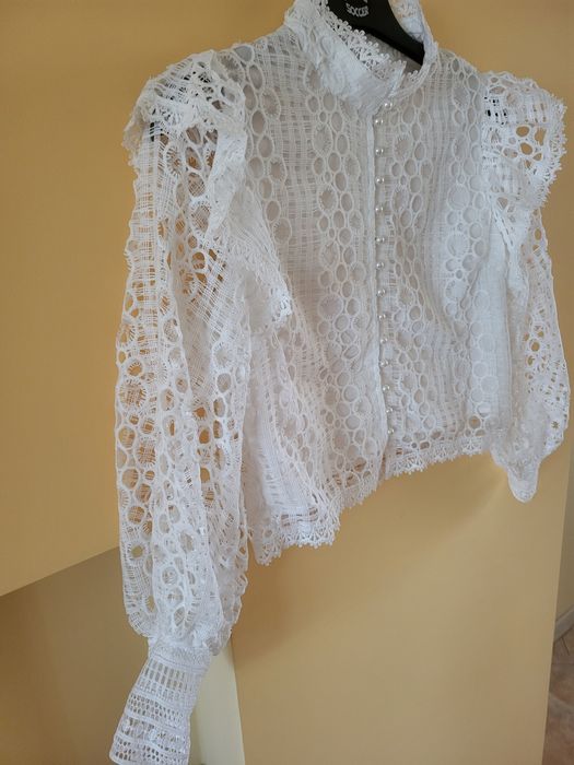 Нова бяла дантелена риза
