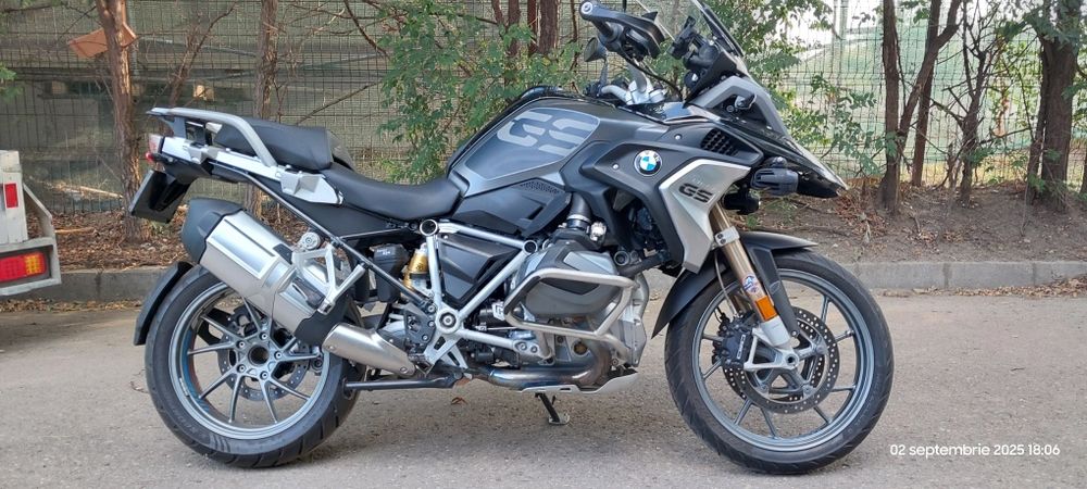 Motocicleta Bmw R1250 GS dotata cu side case si top case Bmw