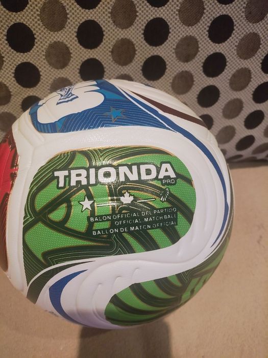 Футболна топка на adidas trionda