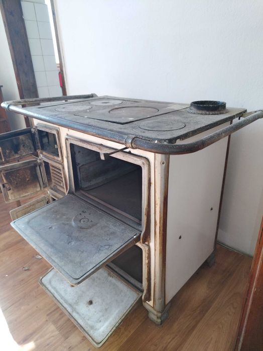 Печка на дърва от старите чугунен със фурна и здрави тухли