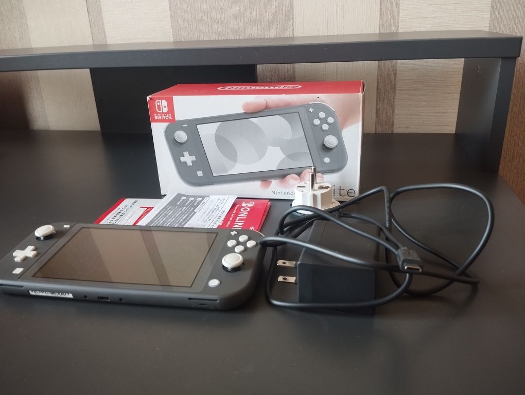 Nintendo Switch практически новая