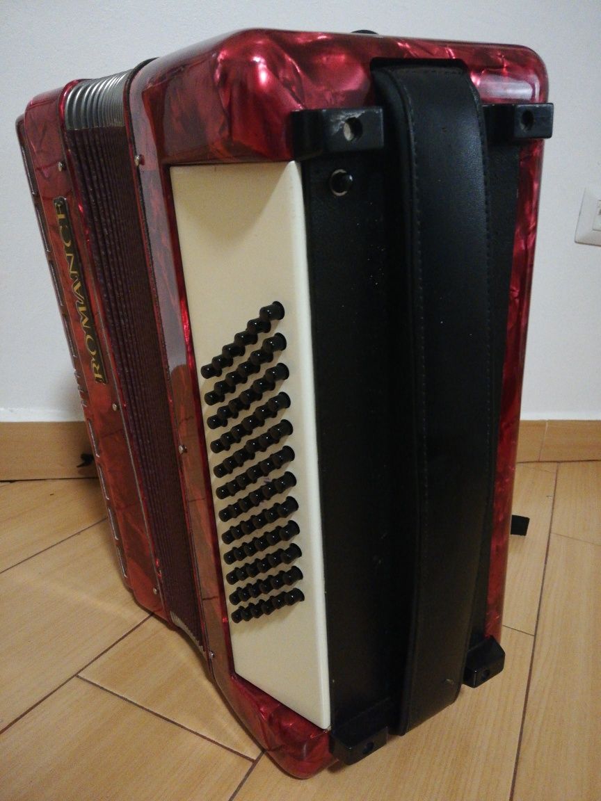 Vînd acordeon Romance.