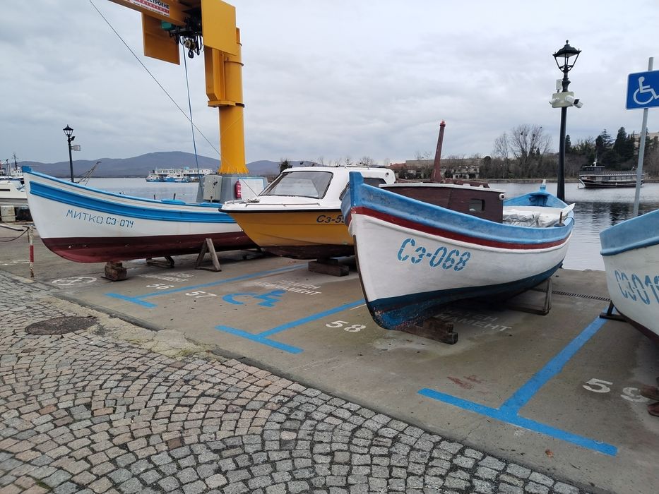 Лодка рибарска с двигател