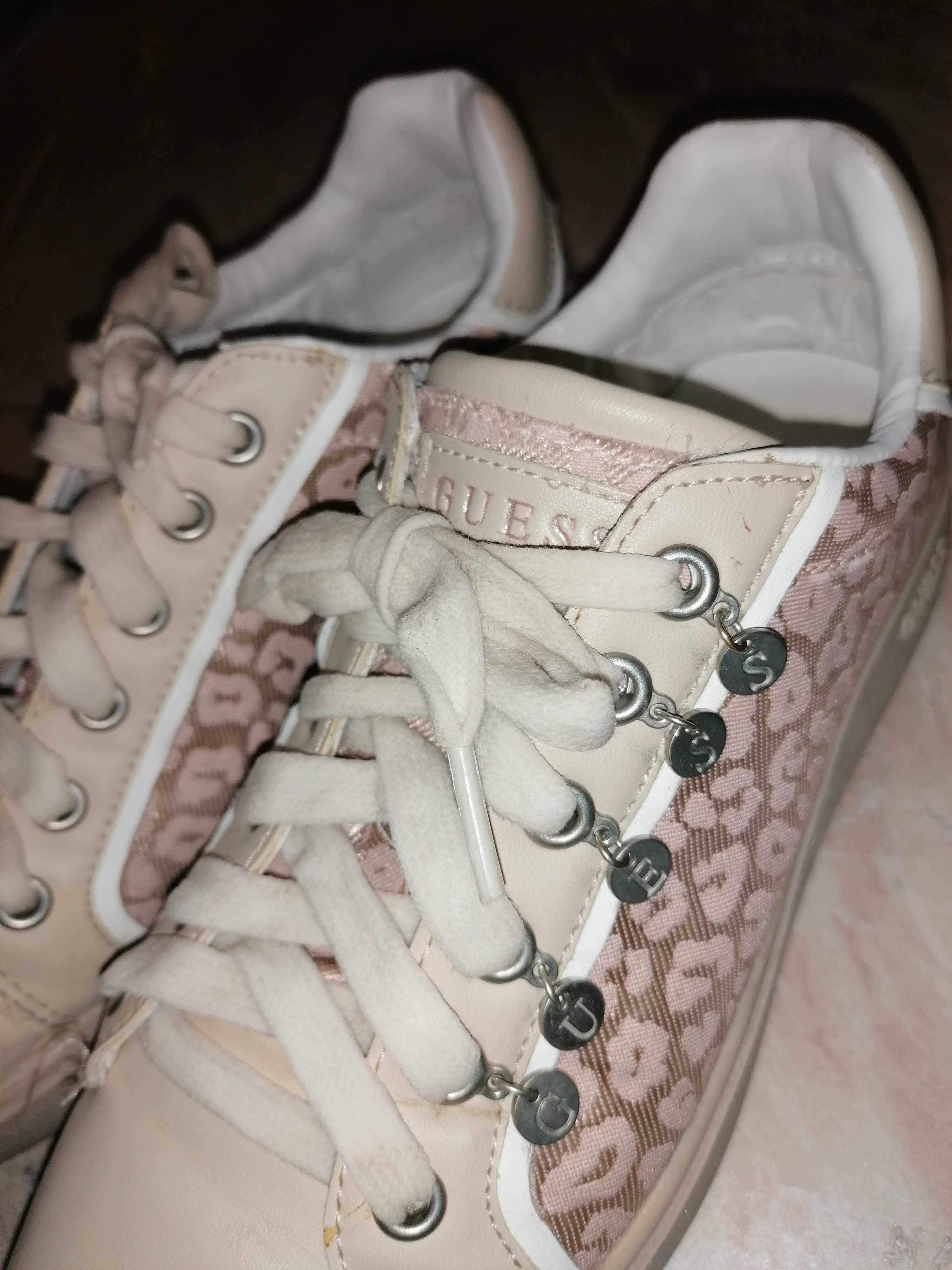 Дамски обувки на марката Guess